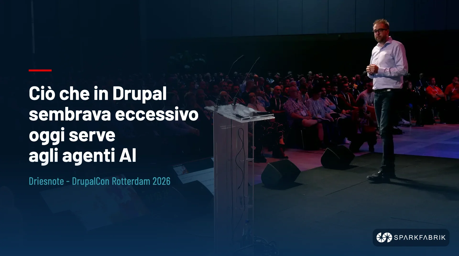 Dries Buytaert sul palco alla conferenza con il testo: «Ciò che in Drupal sembrava eccessivo oggi serve agli agenti AI» e logo SparkFabrik.